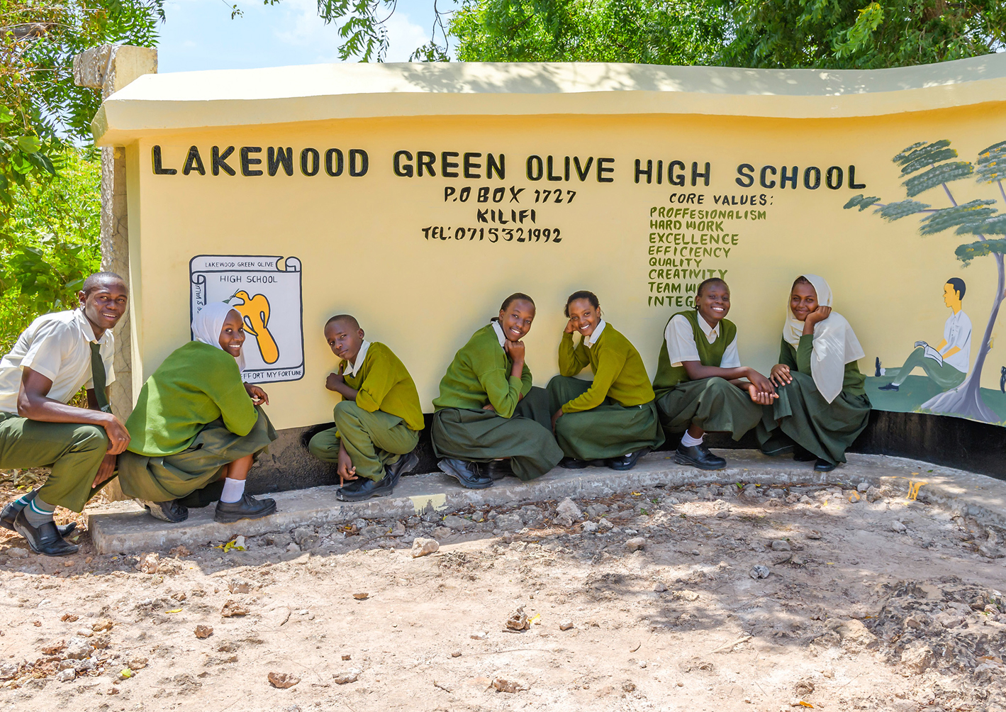 Schüler vor dem Eingang der Green Olive School