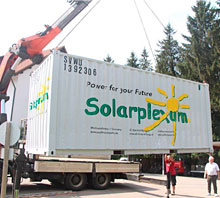 Der Solarcontainer wird auf der Wollmarshöhe zwischengelagert